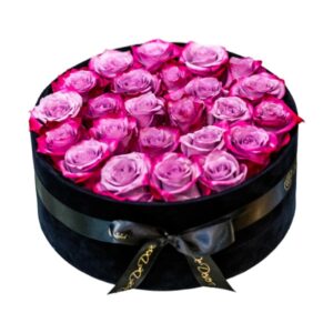 Pristine Glory is based on a trendy design choice which is perfectly harmonizing and supporting our wide selection of Pristine Roses. The striking punchy colors makes this box a perfect gift or decoration for a long time. Available in two sizes., in our branded velvet or paper boxes in black or brown colors.